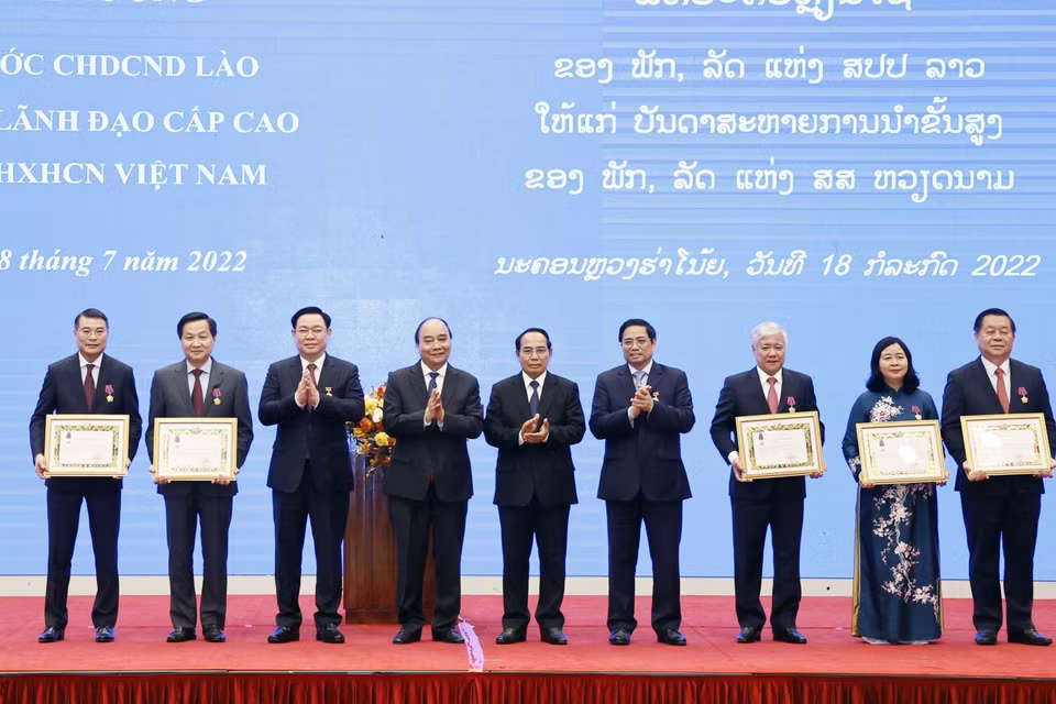 Chủ tịch nước Nguyễn Xuân Phúc, Thủ tướng Phạm Minh Chính, Chủ tịch Quốc hội Vương Đình Huệ, ông Bounthong Chitmany - Ủy viên Bộ Chính trị, Thường trực Ban Bí thư Trung ương Đảng Nhân dân cách mạng Lào, Phó Chủ tịch nước Cộng hòa dân chủ Nhân dân Lào và các đồng chí lãnh đạo Đảng Nhà nước Việt Nam nhận Huân chương Tự do Hạng Nhất (ISALA) của Nước Cộng hòa Dân chủ Nhân dân Lào. (Ảnh: Thống Nhất/TTXVN)