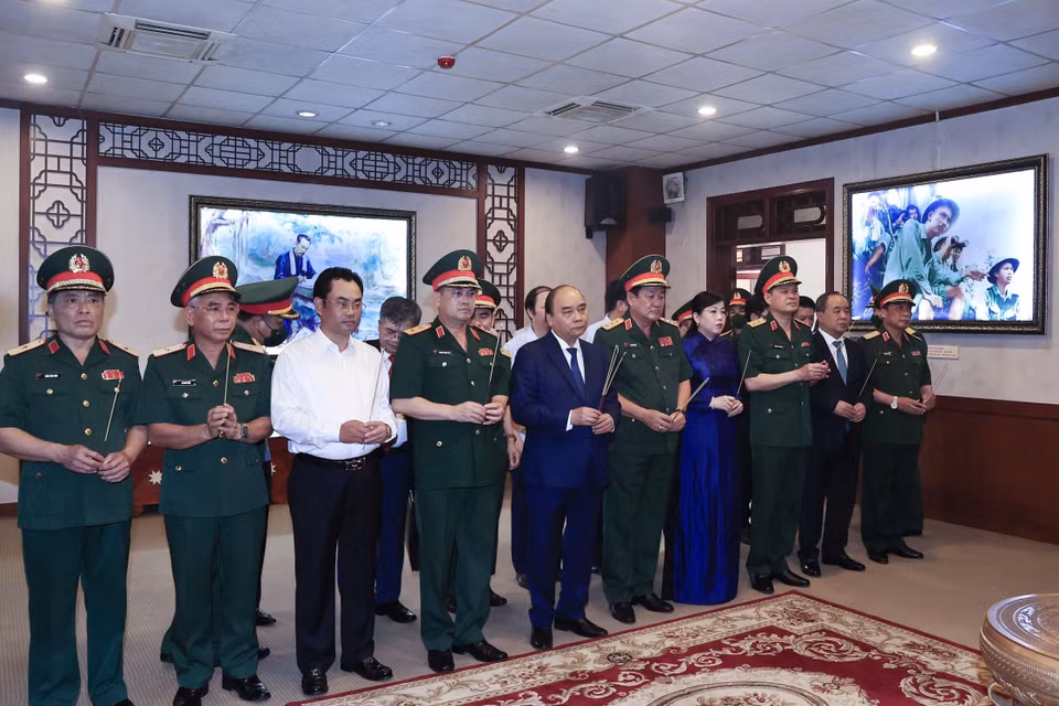 Chủ tịch nước Nguyễn Xuân Phúc dâng hương tưởng niệm Chủ tịch Hồ Chí Minh tại Bộ Tư lệnh Quân khu 1. (Ảnh: Thống Nhất/TTXVN)