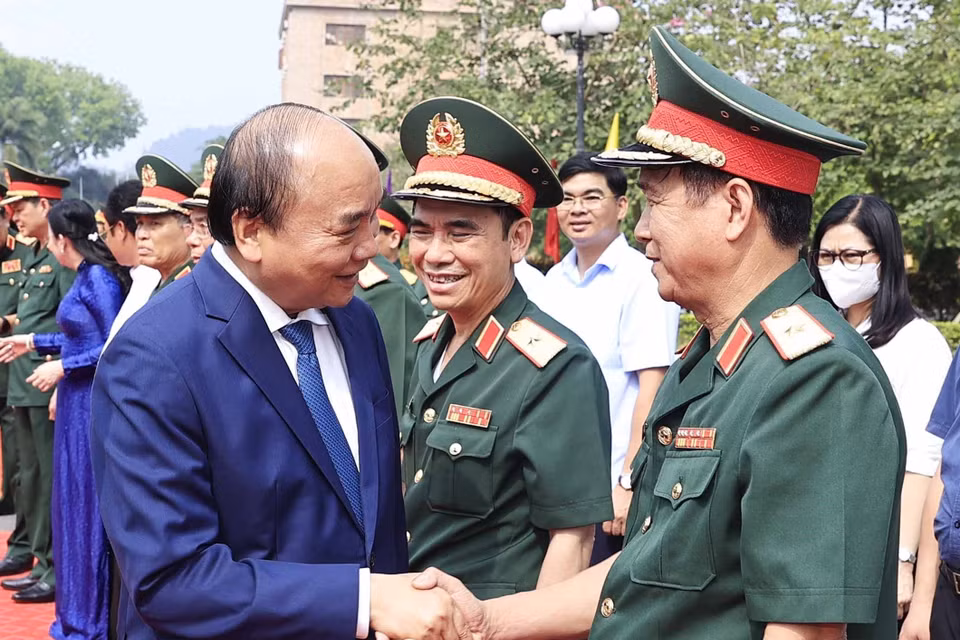 Chủ tịch nước Nguyễn Xuân Phúc đến thăm và làm việc tại Bộ Tư lệnh Quân khu 1, tại tỉnh Thái Nguyên, chiều 25/4/2022. (Ảnh: Thống Nhất/TTXVN)
