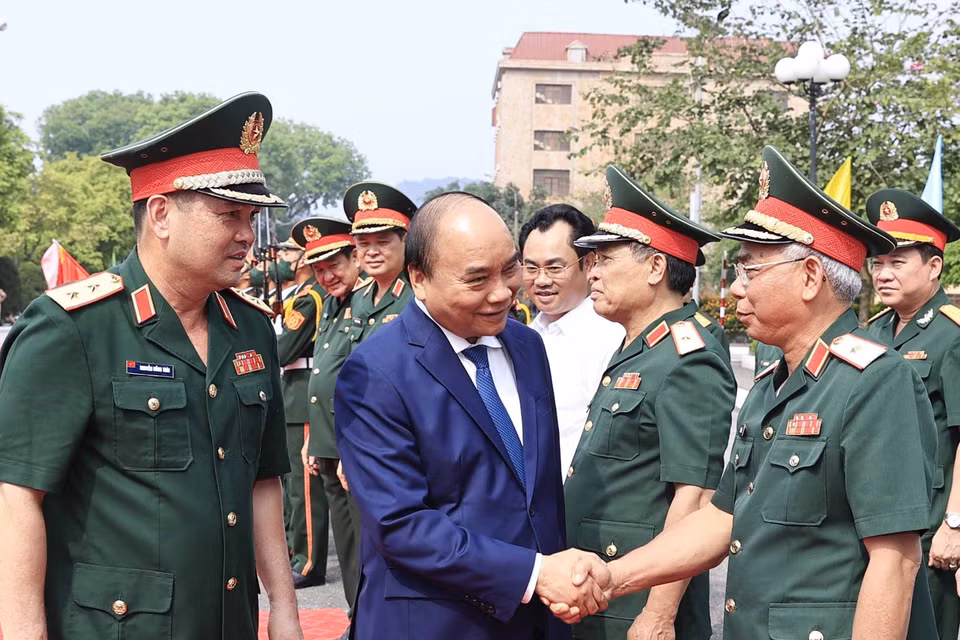 Chủ tịch nước Nguyễn Xuân Phúc với lãnh đạo, sỹ quan chỉ huy Bộ Tư lệnh Quân khu 1. (Ảnh: Thống Nhất/TTXVN)