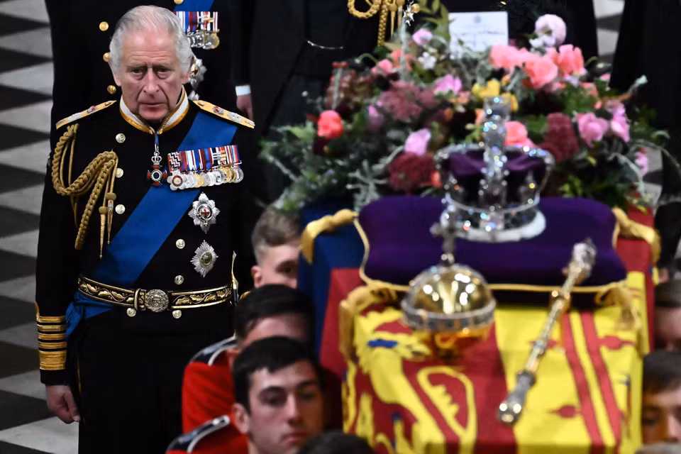 Vua Anh Charles III đi ngay sau linh cữu Nữ hoàng Elizabeth II trong lễ tang chính thức được cử hành tại Tu viện Westminster (London), ngày 19/9/2022. (Ảnh: AFP/TTXVN)