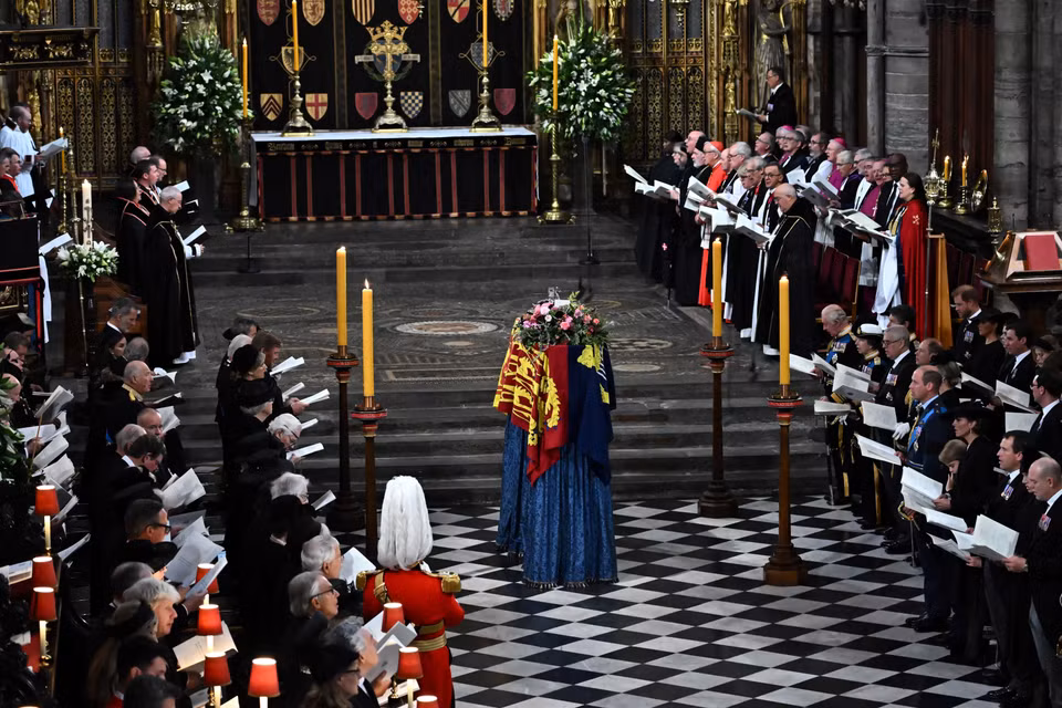 Các thành viên Hoàng gia và khách mời tại lễ tang chính thức của Nữ hoàng Elizabeth II ở Tu viện Westminster (London), ngày 19/9/2022. (Ảnh: AFP/TTXVN)
