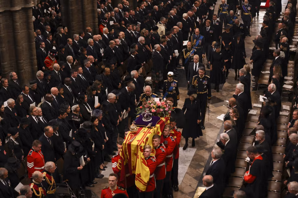 Linh cữu Nữ hoàng Anh Elizabeth II được đội cận vệ Hoàng gia đưa vào Tu viện Westminster, London, nơi lễ tang chính thức được cử hành, ngày 19/9/2022. (Ảnh: AFP/TTXVN)