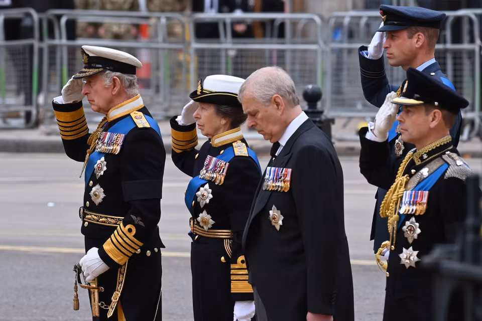 Vua Anh Charles III, Công chúa Anne, Hoàng tử Andrew, Hoàng tử William và Hoàng tử Edward theo sau linh cữu Nữ hoàng Anh Elizabeth II tới Tu viện Westminster (London), nơi lễ tang chính thức được cử hành, ngày 19/9/2022. Ảnh: AFP/TTXVN)
