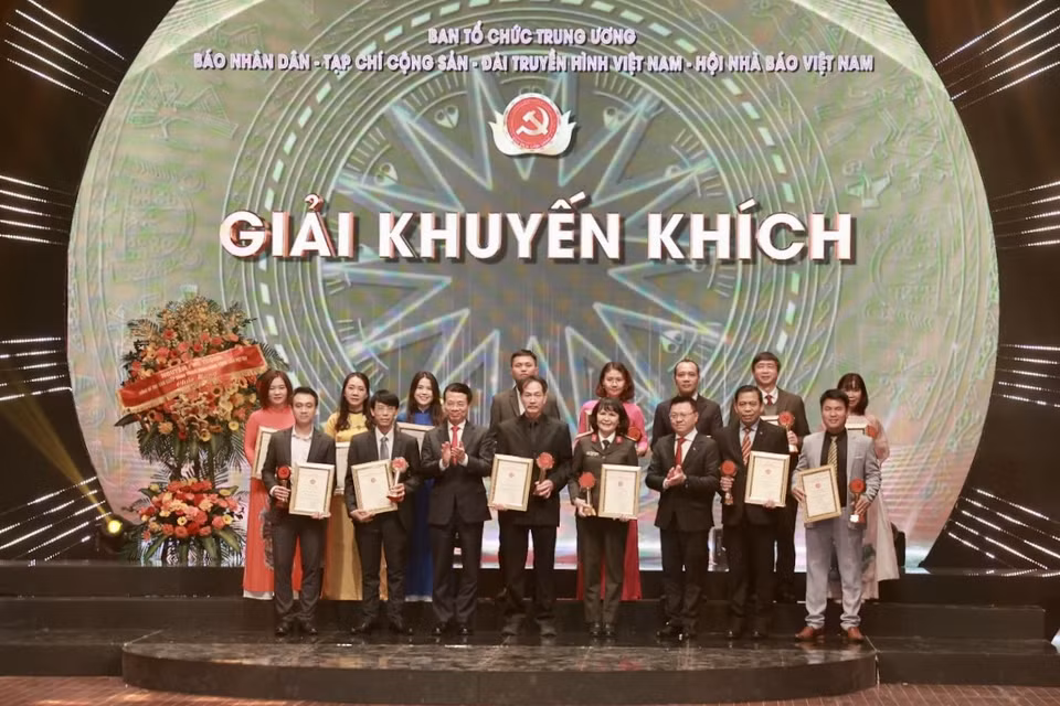 Ban Tổ chức trao 30 Giải Khuyến khích cho các tác giả. (Ảnh: Hiếu Hoàng/Vietnam+)