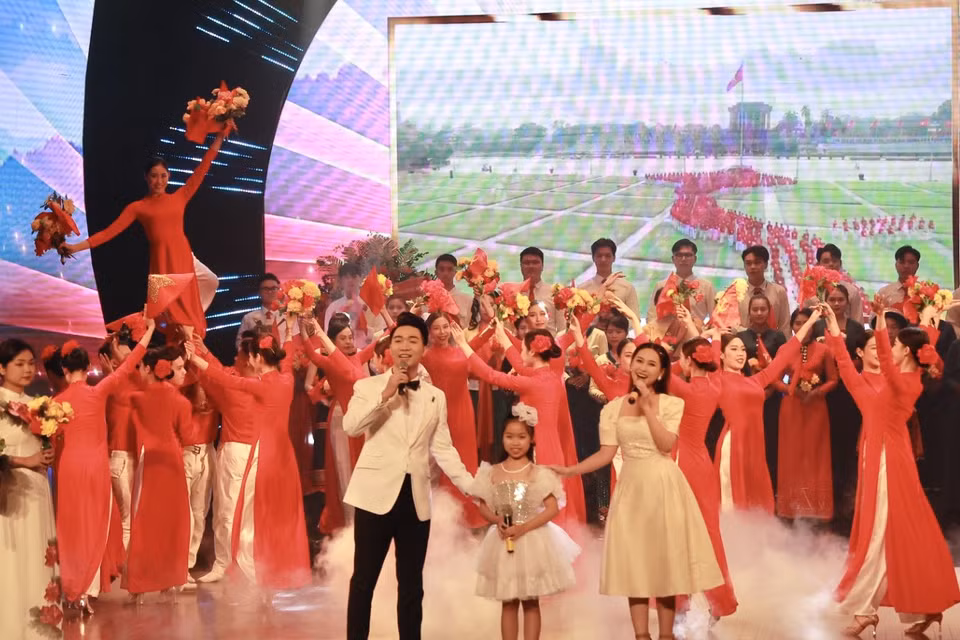 Tiết mục văn nghệ chào mừng. (Ảnh: Hiếu Hoàng/Vietnam+)