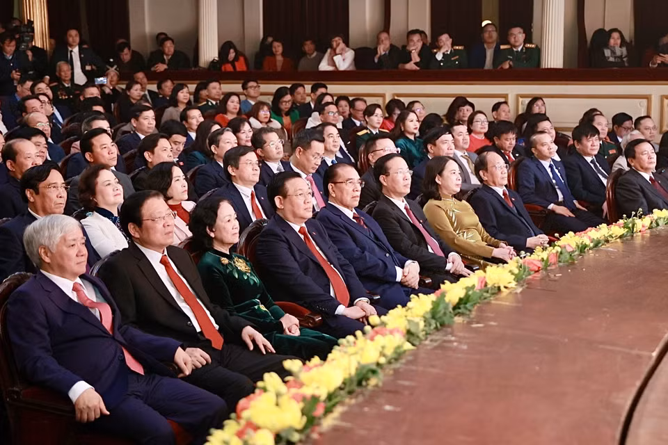Các vị lãnh đạo Đảng, Nhà nước, bộ, ban, ngành tham dự lễ trao giải. Cơ quan Thường trực giải (Tạp chí Xây dựng Đảng) đã nhận được tổng số 2.031 tác phẩm, trong đó có 697 tác phẩm báo in, 454 tác phẩm báo điện tử, 529 tác phẩm truyền hình, 293 tác phẩm phát thanh và 58 tác phẩm ảnh báo chí. (Ảnh: Hiếu Hoàng/Vietnam+)