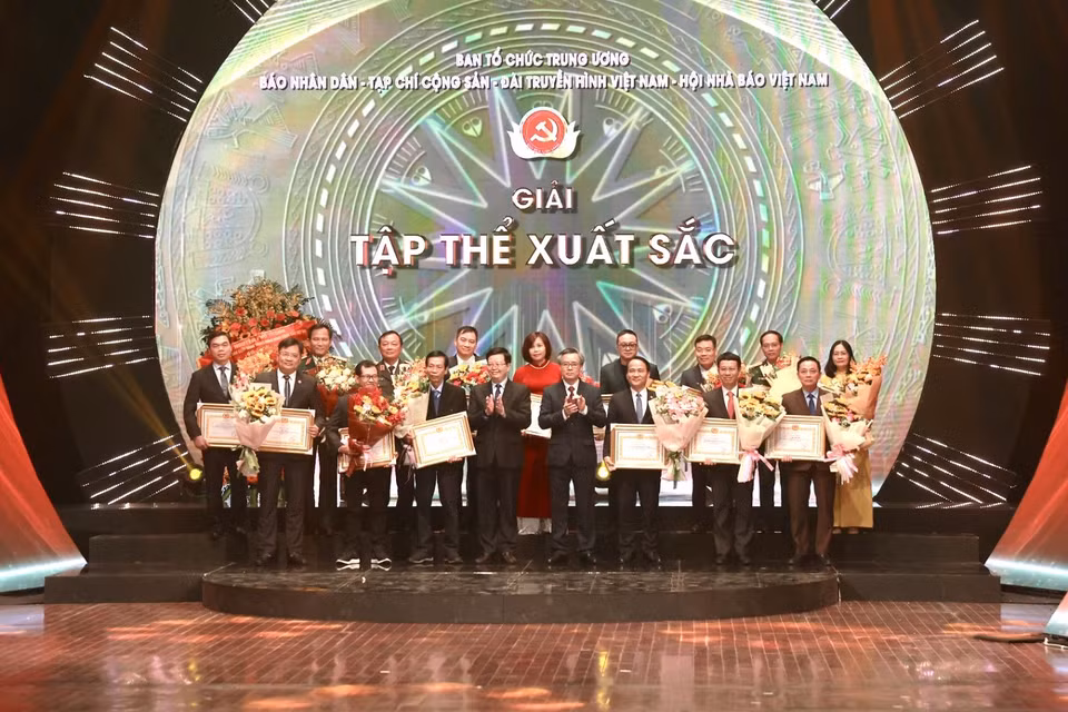 Ban tổ chức khen thưởng 15 đơn vị là ban tuyên giáo, ban tổ chức cấp ủy và cơ quan báo chí, hội nhà báo có thành tích xuất sắc trong việc tổ chức, tuyên truyền, hưởng ứng Giải Búa liềm Vàng. (Ảnh: Hiếu Hoàng/Vietnam+)