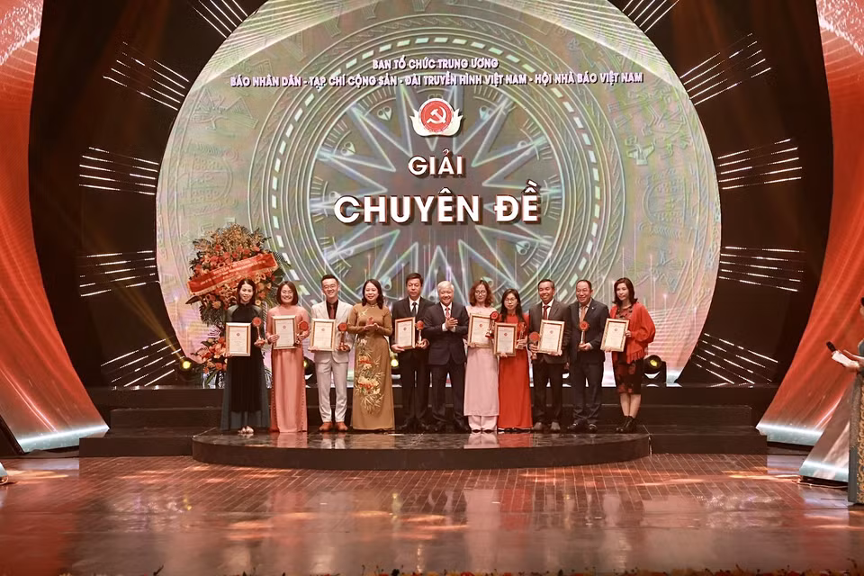 Ban Tổ chức trao 8 Giải Chuyên đề gồm: Giải tác phẩm xuất sắc về tổ chức thực hiện Nghị quyết Đại hội Đảng; Giải Tác phẩm xuất sắc về đổi mới, nâng cao chất lượng công tác giáo dục chính trị, tư tưởng; Giải Tác phẩm xuất sắc về đổi mới phương thức lãnh đạo, cầm quyền của Đảng; Giải Tác phẩm xuất sắc phát triển lý luận về xây dựng Đảng; Giải Tác phẩm xuất sắc về bảo vệ nền tảng tư tưởng của Đảng; Giải Tác phẩm xuất sắc về đấu tranh chống “diễn biến hòa bình”; Giải Tác phẩm xuất sắc về phát hiện tấm gương tiêu biểu trong học tập và làm theo tư tưởng, đạo đức, phong cách Hồ Chí Minh; Giải Tác phẩm xuất sắc của tác giả là người Việt Nam ở nước ngoài. (Ảnh: Hiếu Hoàng/Vietnam+)