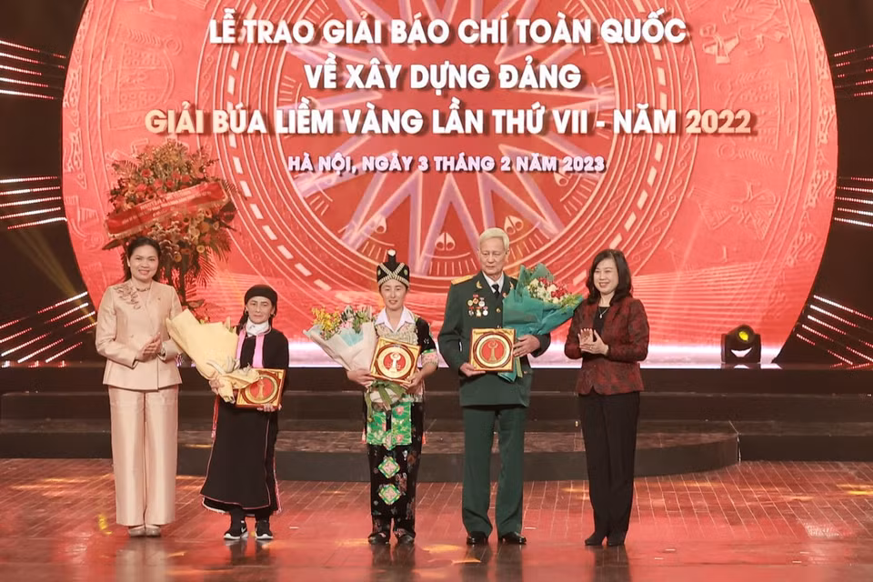 Ban Tổ chức trao giải thưởng cho các Đảng viên tiêu biểu, là nhân vật trong các tác phẩm đoạt giải. (Ảnh: Hiếu Hoàng/Vietnam+)