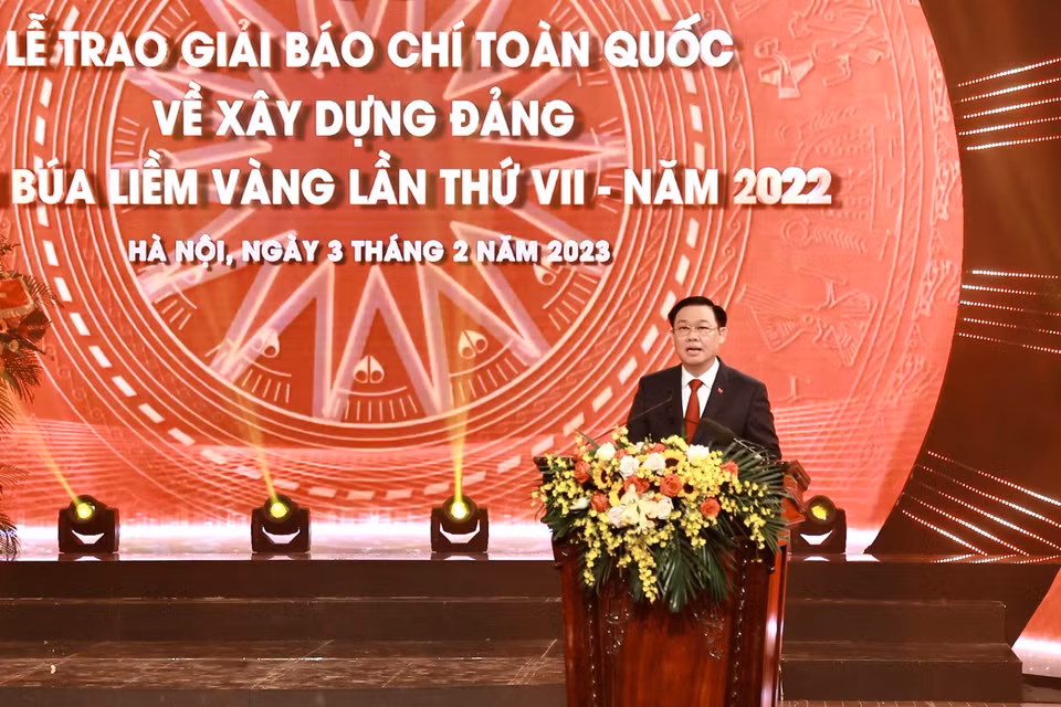 Chủ tịch Quốc hội Vương Đình Huệ phát biểu tại lễ trao giải, đánh giá các tác phẩm tham dự Giải Búa liềm Vàng năm nay tiếp tục phong phú về chủ đề, thể loại và phủ khắp tất cả các tỉnh, thành phố trong cả nước. Hầu hết các tác phẩm đã bám sát các vấn đề nóng, các sự kiện nổi bật, nhiệm vụ trọng tâm của hệ thống chính trị và đất nước. (Ảnh: Hiếu Hoàng/Vietnam+)
