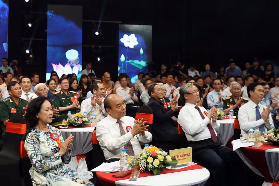 Thủ tướng Nguyễn Xuân Phúc và các lãnh đạo Đảng, Nhà nước tham dự Chương trình. (Ảnh: Thống Nhất/TTXVN)