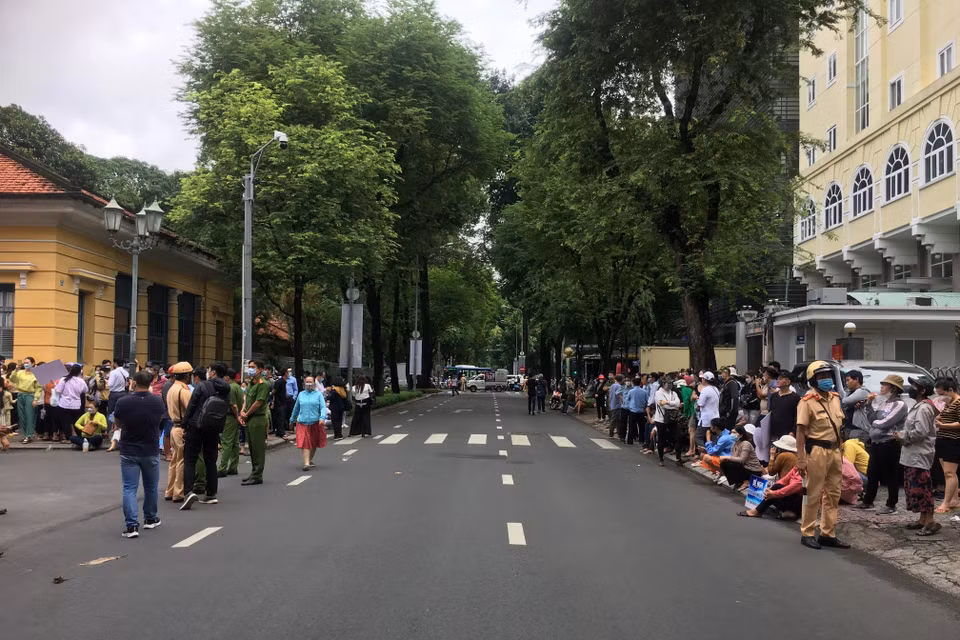 Rất đông người dân trong và ngoài Thành phố Hồ Chí Minh tập trung bên ngoài Tòa án. (Ảnh: Thanh Vũ/TTXVN) 