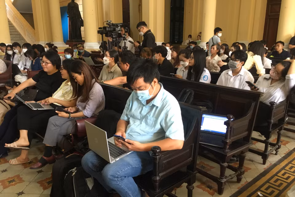 Đông đảo phóng viên theo dõi tại phiên tòa. (Ảnh: Thanh Vũ/TTXVN)