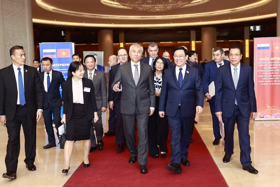 Chủ tịch Quốc hội Vương Đình Huệ và Chủ tịch Duma Quốc gia Quốc hội Liên bang Nga Vyacheslav Viktorovich Volodin. (Ảnh: Doãn Tấn/TTXVN)