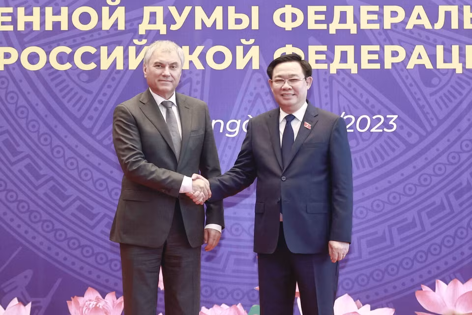 Chủ tịch Quốc hội Vương Đình Huệ và Chủ tịch Duma Quốc gia Quốc hội Liên bang Nga Vyacheslav Viktorovich Volodin tại phiên họp. (Ảnh: Doãn Tấn/TTXVN)