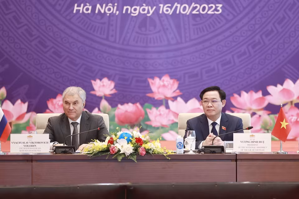 Chủ tịch Quốc hội Vương Đình Huệ và Chủ tịch Duma Quốc gia Quốc hội Liên bang Nga Vyacheslav Viktorovich Volodin chủ trì phiên họp. (Ảnh: Doãn Tấn/TTXVN)