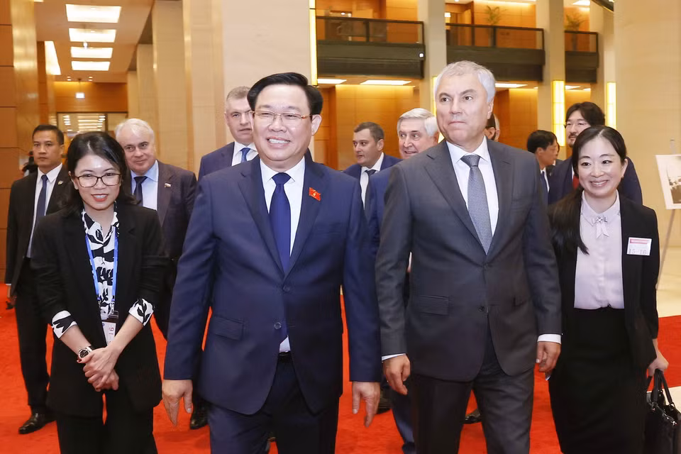 Chủ tịch Quốc hội Vương Đình Huệ và Chủ tịch Duma Quốc gia Quốc hội Liên bang Nga Vyacheslav Viktorovich Volodin chủ trì Phiên họp. (Ảnh: Doãn Tấn/TTXVN)