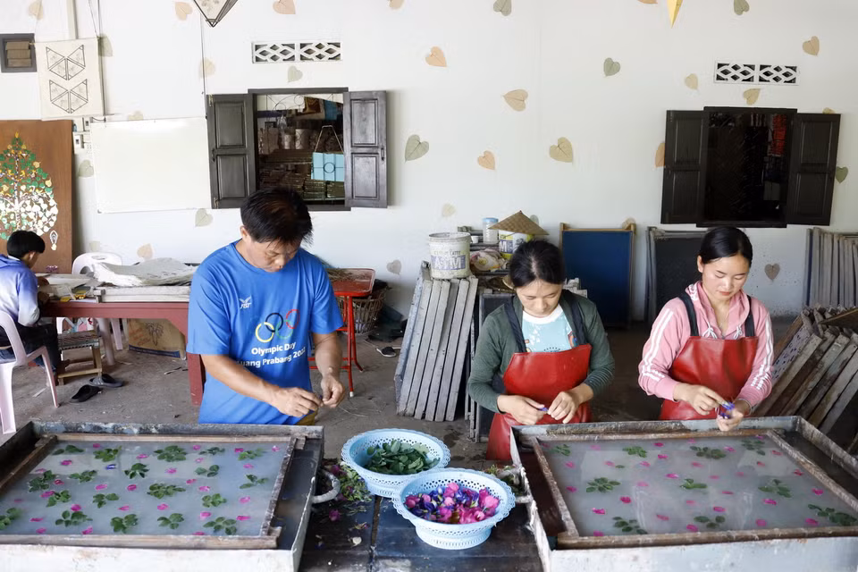 Sản xuất giấy Saa tại bản Xienglek, tỉnh Luang Prabang của Lào. (Ảnh: Phạm Kiên/TTXVN)