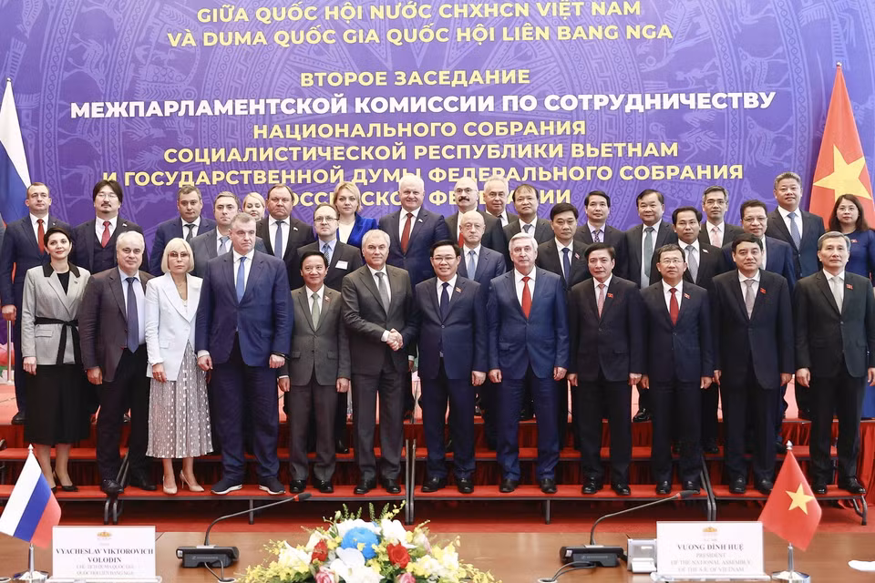 Chủ tịch Quốc hội Vương Đình Huệ và Chủ tịch Duma Quốc gia Quốc hội Liên bang Nga Vyacheslav Viktorovich Volodin chụp ảnh lưu niệm với đại biểu. (Ảnh: Doãn Tấn/TTXVN)