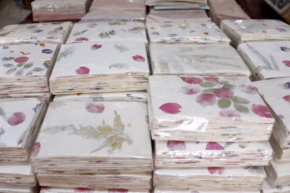 Sản phẩm phong bì được làm từ giấy Saa. (Ảnh: Phạm Kiên/TTXVN)