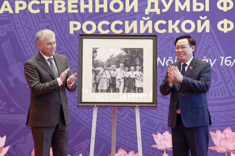 Chủ tịch Duma Quốc gia Quốc hội Liên bang Nga Vyacheslav Viktorovich Volodin trao bức ảnh Bác Hồ với thiếu nhi Liên bang Nga tặng Chủ tịch Quốc hội Vương Đình Huệ. (Ảnh: Doãn Tấn/TTXVN)