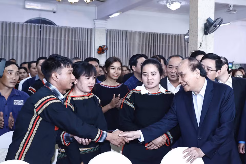 Chủ tịch nước Nguyễn Xuân Phúc thăm hỏi công nhân lao động tỉnh Đắk Lắk. (Ảnh: Thống Nhất/TTXVN)