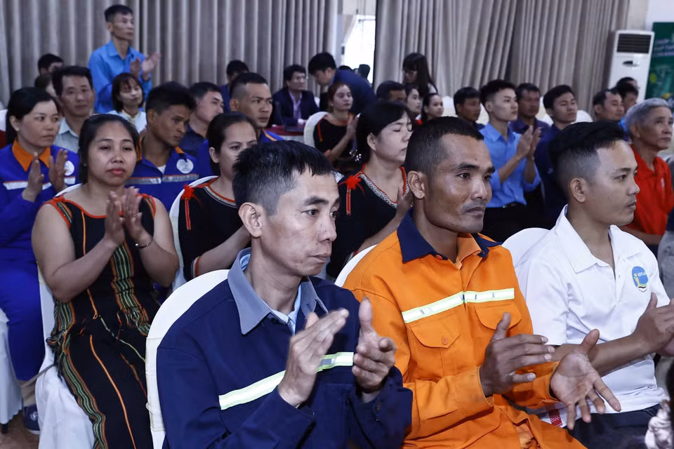 Công nhân lao động có hoàn cảnh khó khăn tại chương trình. (Ảnh: Thống Nhất/TTXVN)