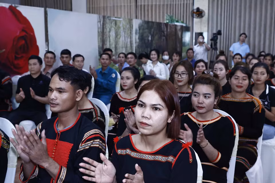 Công nhân lao động có hoàn cảnh khó khăn tại chương trình. (Ảnh: Thống Nhất/TTXVN)