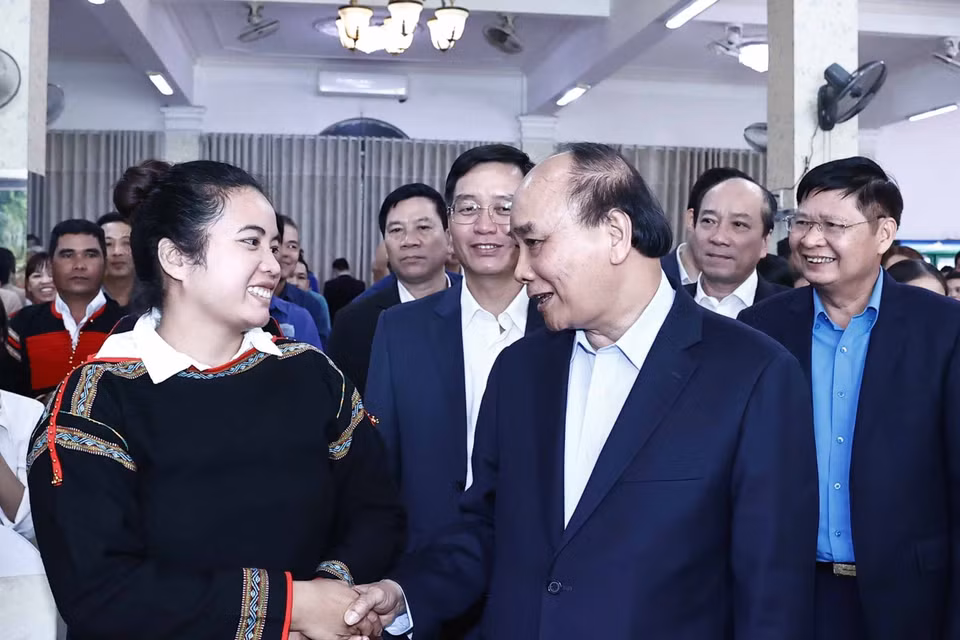Chủ tịch nước Nguyễn Xuân Phúc thăm hỏi công nhân lao động tỉnh Đắk Lắk. (Ảnh: Thống Nhất/TTXVN)