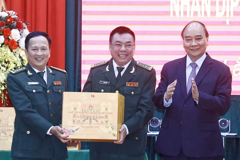 Chủ tịch nước Nguyễn Xuân Phúc tặng quà Tết cán bộ, chiến sỹ Bộ đội Biên phòng tỉnh Đắk Lắk. (Ảnh: Thống Nhất/TTXVN)