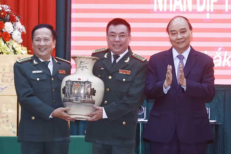 Chủ tịch nước Nguyễn Xuân Phúc tặng quà Tết cán bộ, chiến sỹ Bộ đội Biên phòng tỉnh Đắk Lắk. (Ảnh: Thống Nhất/TTXVN)