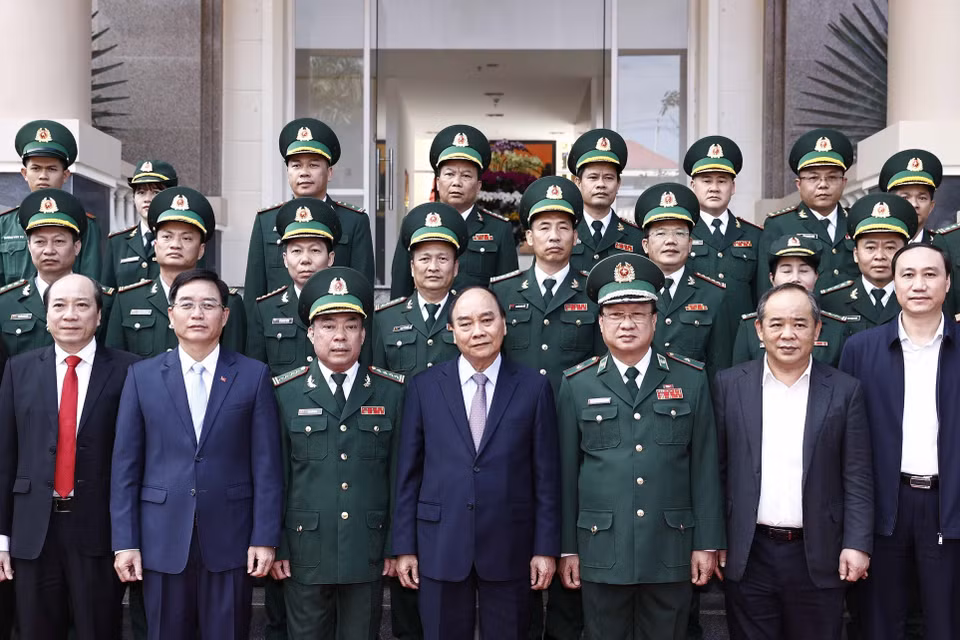 Chủ tịch nước Nguyễn Xuân Phúc cùng cán bộ, chiến sỹ Bộ đội Biên phòng tỉnh Đắk Lắk. (Ảnh: Thống Nhất/TTXVN)