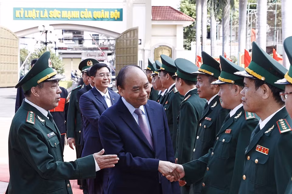 Chủ tịch nước Nguyễn Xuân Phúc thăm, chúc Tết cán bộ, chiến sỹ Bộ đội Biên phòng tỉnh Đắk Lắk. (Ảnh: Thống Nhất/TTXVN)