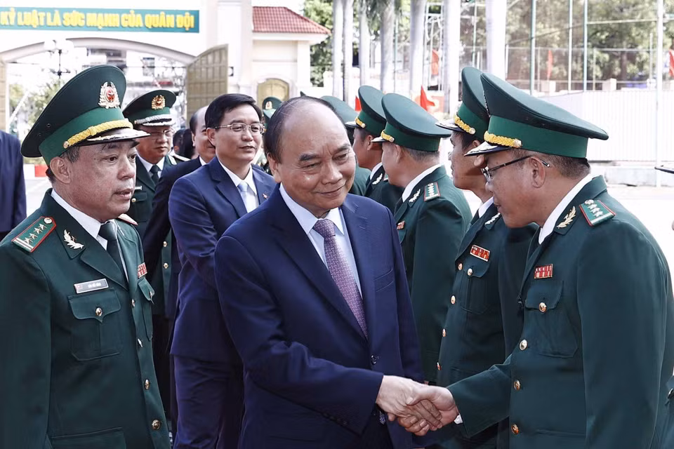 Chủ tịch nước Nguyễn Xuân Phúc thăm, chúc Tết cán bộ, chiến sỹ Bộ đội Biên phòng tỉnh Đắk Lắk. (Ảnh: Thống Nhất/TTXVN)