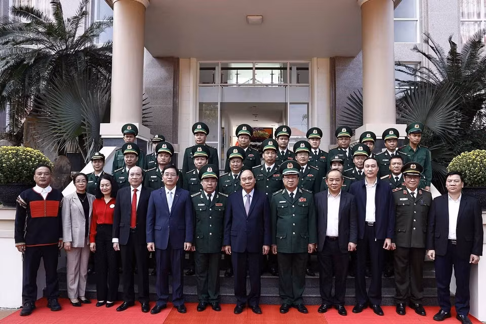 Chủ tịch nước Nguyễn Xuân Phúc cùng cán bộ, chiến sỹ Bộ đội Biên phòng tỉnh Đắk Lắk. (Ảnh: Thống Nhất/TTXVN)