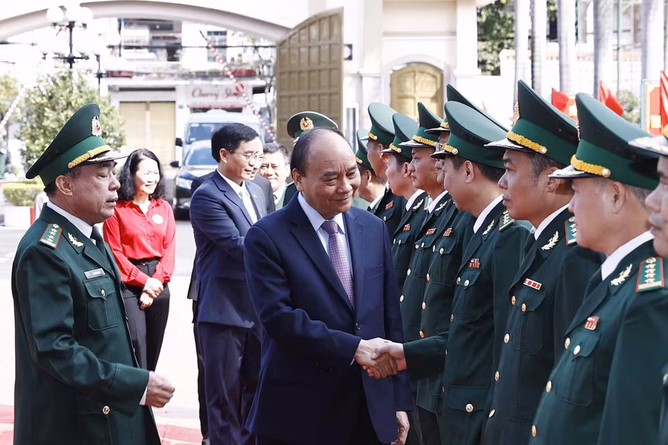 Cán bộ, chiến sỹ Bộ đội Biên phòng tỉnh Đắk Lắk đón Chủ tịch nước Nguyễn Xuân Phúc tới thăm. (Ảnh: Thống Nhất/TTXVN)