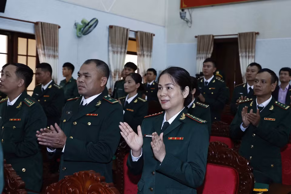 Cán bộ, chiến sỹ Bộ đội Biên phòng tỉnh Đắk Lắk đón Chủ tịch nước Nguyễn Xuân Phúc tới thăm. (Ảnh: Thống Nhất/TTXVN)