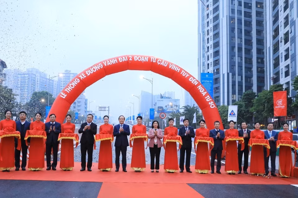 Các đại biểu cắt băng khánh thành đường Vành đai 2 trên cao, đoạn cầu Vĩnh Tuy-Ngã Tư Sở. (Ảnh: Tuấn Anh/TTXVN)