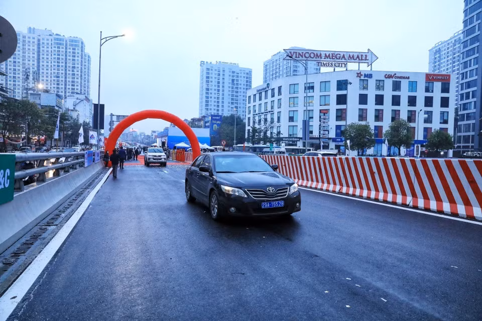 Phương tiện lưu thông trên đường Vành đai 2 sau lễ thông xe.(Ảnh: Tuấn Anh/TTXVN)