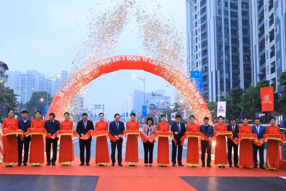 Các đại biểu cắt băng khánh thành đường Vành đai 2 trên cao, đoạn cầu Vĩnh Tuy-Ngã Tư Sở.(Ảnh: Tuấn Anh/TTXVN)
