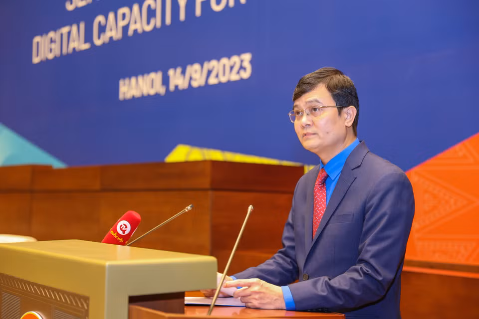 'Những ý kiến được chia sẻ trong Tọa đàm ngày hôm nay sẽ giúp các cơ quan, tổ chức của Việt Nam và các nước trên thế giới có thêm nhiều thông tin quý báu trong quá trình xây dựng và thực thi các chính sách, hành động nhằm nâng cao năng lực số cho thanh niên, góp phần thực hiện các mục tiêu phát triển bền vững thông qua chuyển đổi số và đổi mới sáng tạo,' ông Bùi Quang Huy - Ủy viên dự khuyết Trung ương Đảng, Bí thư Thứ nhất Trung ương Đoàn Thanh niên Cộng sản Hồ Chí Minh, Chủ nhiệm Ủy ban quốc gia về Thanh niên Việt Nam nói. (Ảnh: Minh Sơn/Vietnam+)