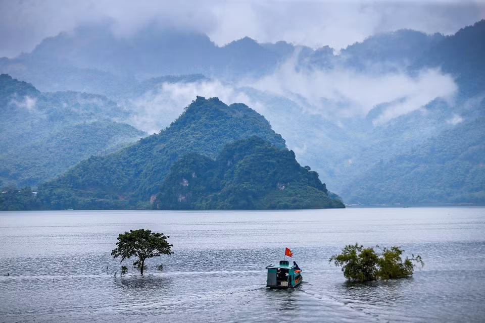Tàu du lịch đưa du khách khám phá vẻ đẹp của hồ thủy điện Hòa Bình. (Ảnh: Trọng Đạt/TTXVN)