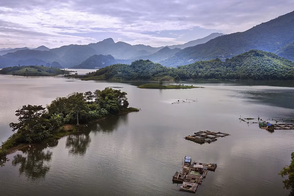 Một góc hồ thủy điện Hòa Bình với cảnh quan hùng vĩ và nên thơ. (Ảnh: Trọng Đạt/TTXVN)