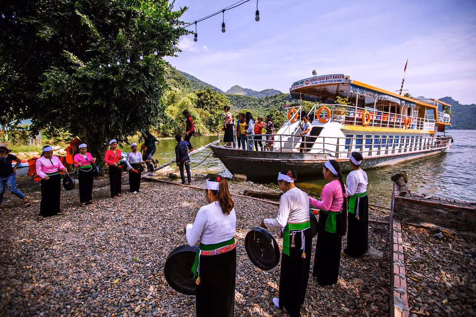 Tàu du lịch đưa du khách ghé thăm và trải nghiệm tại xóm Ké, xã Hiền Lương, Đà Bắc. (Ảnh: Trọng Đạt/TTXVN)