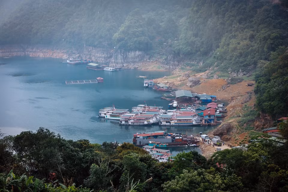 Bến thuyền phục vụ du khác du ngoạn lòng hồ Hòa Bình cách trung tâm thành phố khoảng 2-3km. (Ảnh: Trọng Đạt/TTXVN)