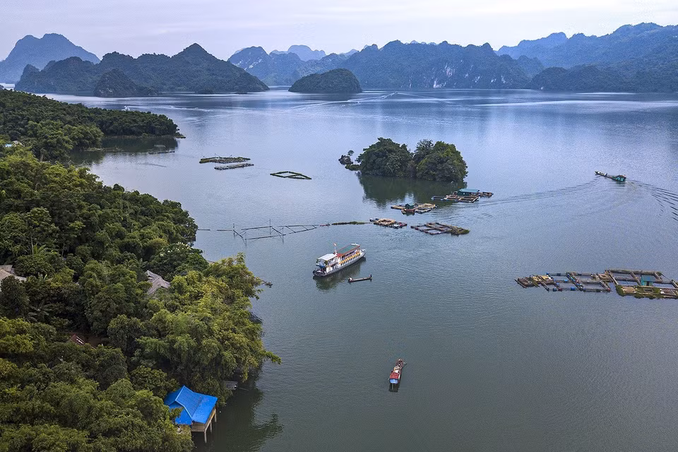 Một góc hồ thủy điện Hòa Bình với cảnh quan hùng vĩ và nên thơ. (Ảnh: Trọng Đạt/TTXVN)