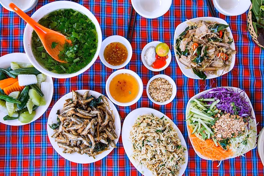  Du lịch cộng đồng du khách còn được thưởng thức các món ăn do chính những đầu bếp là người bản địa chế biến. (Ảnh: Trọng Đạt/TTXVN)