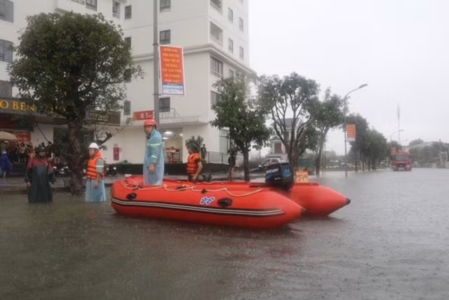 Lực lượng chức năng sơ tán 200 hộ dân phường Bến Thủy, thành phố Vinh) đến nơi an toàn. (Ảnh: Bích Huệ/TTXVN)