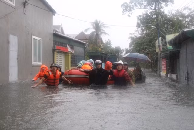 Lực lượng chức năng sơ tán 200 hộ dân phường Bến Thủy, thành phố Vinh) đến nơi an toàn. (Ảnh: Bích Huệ/TTXVN)